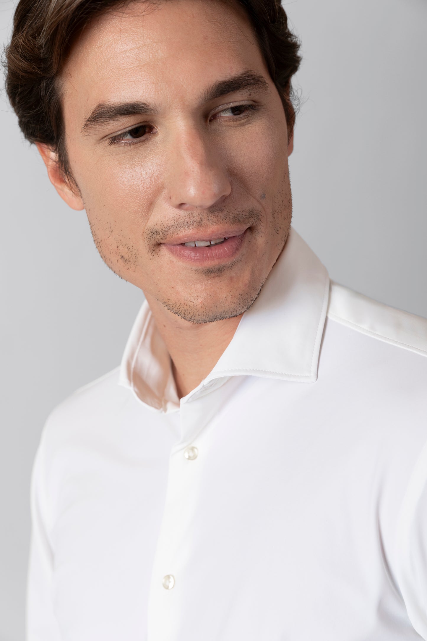 Camicia collo classico in tessuto tech-stretch no stiro