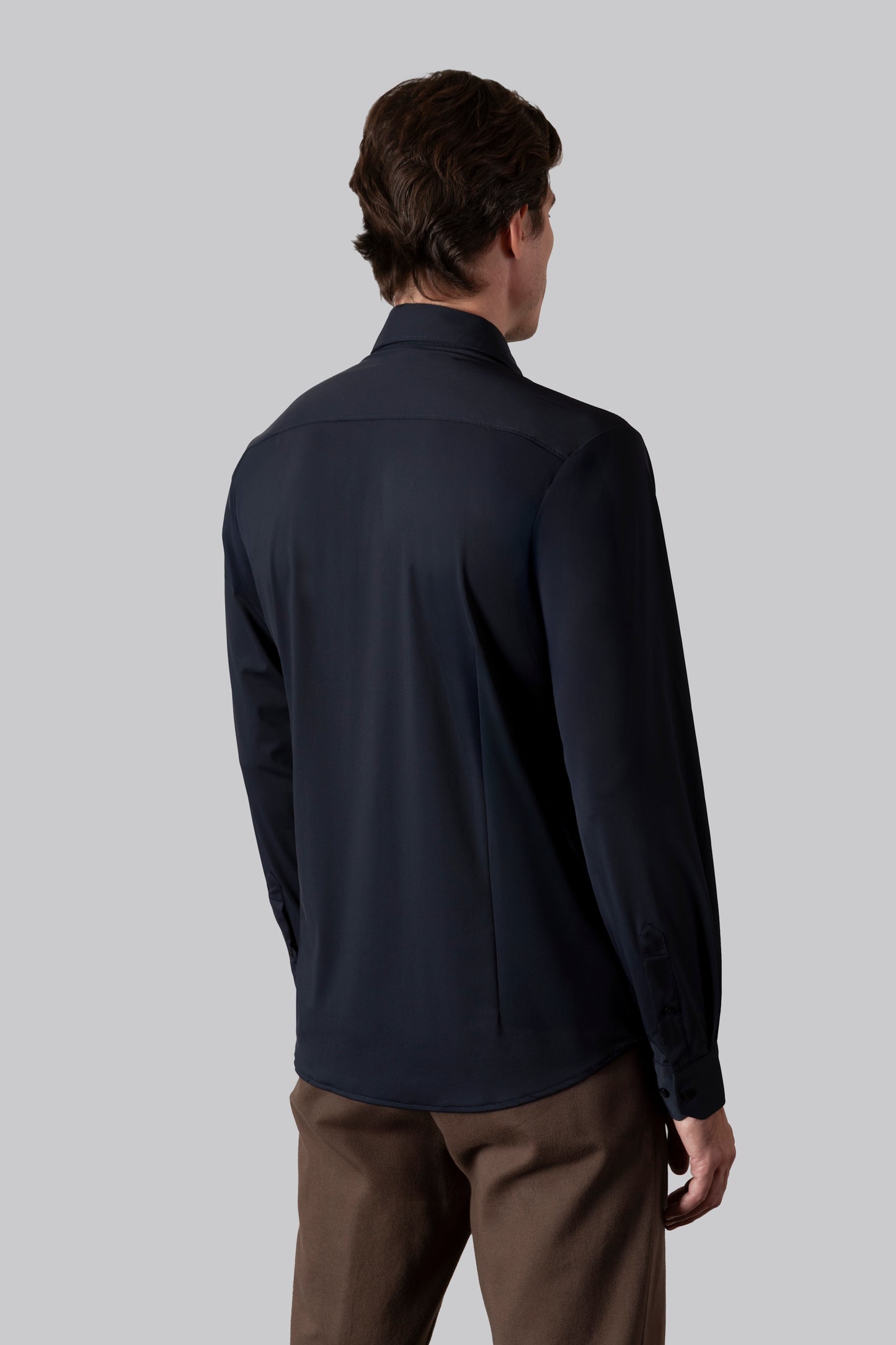 Camicia collo classico in tessuto tech-stretch no stiro