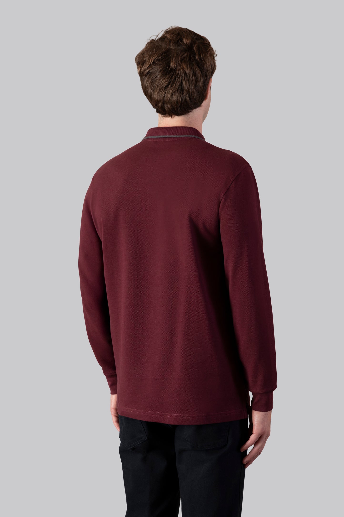 Piqué polo with contrasting stripe color on the collar and logo print under the collar