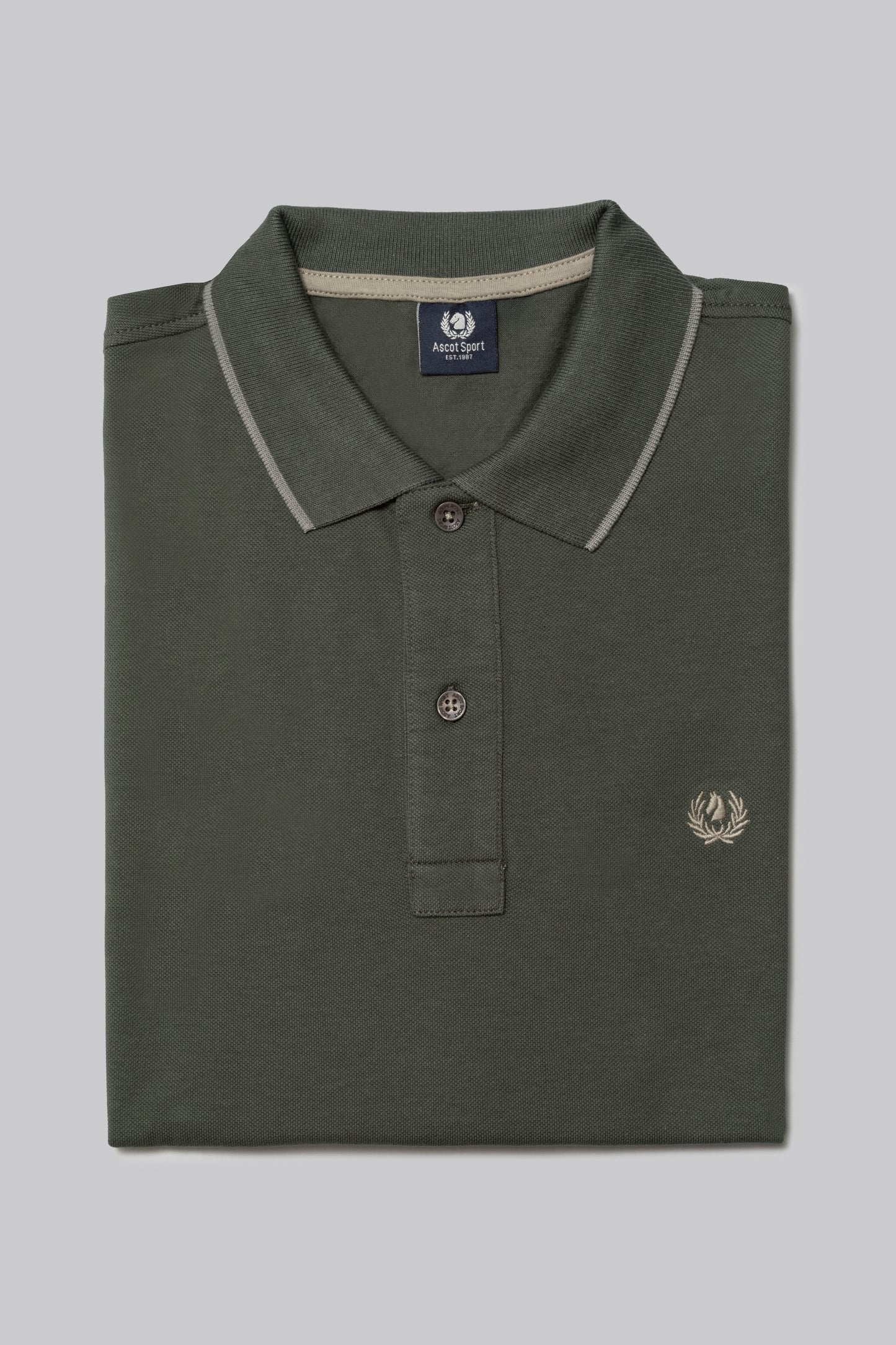 Piqué polo with contrasting stripe color on the collar and logo print under the collar