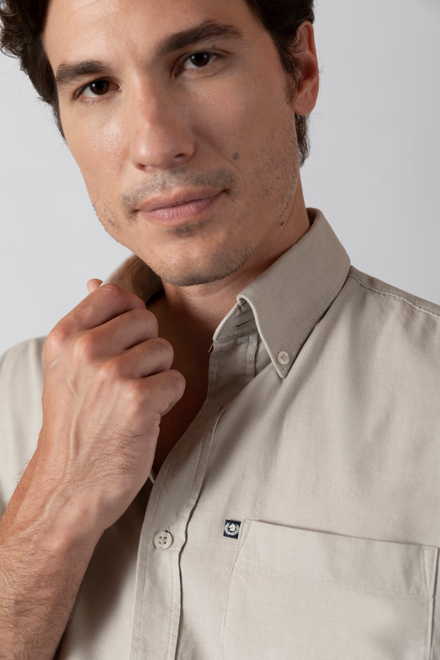 Camicia in velluto mille righe con taschino e collo button down