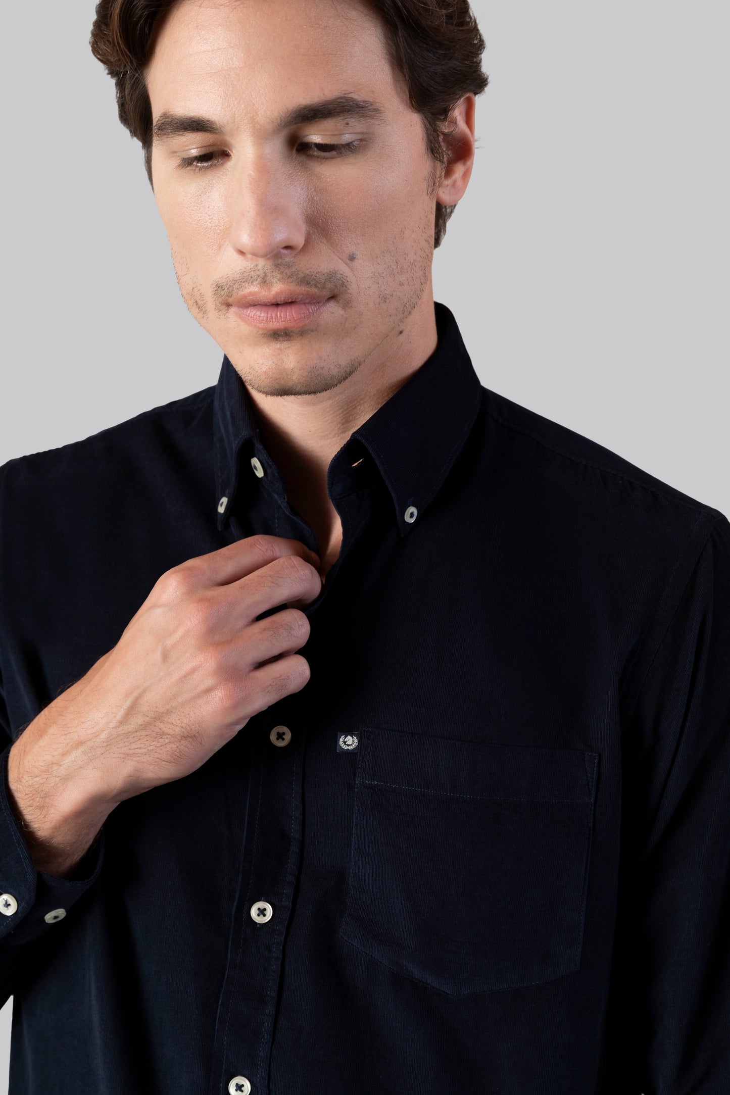 Camicia in velluto mille righe con taschino e collo button down