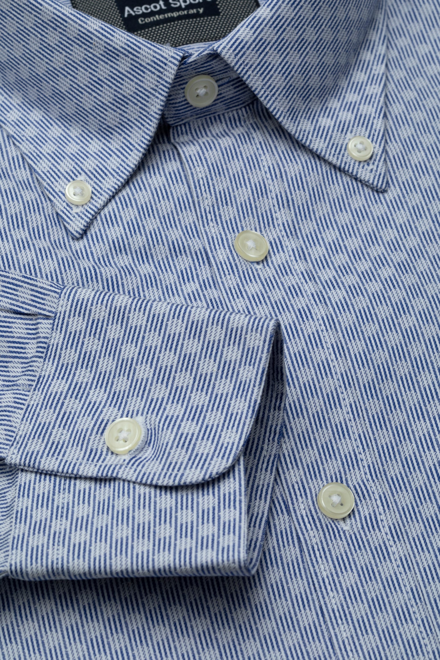 Button-down shirt in polka dot pattern and jacquard stripe
