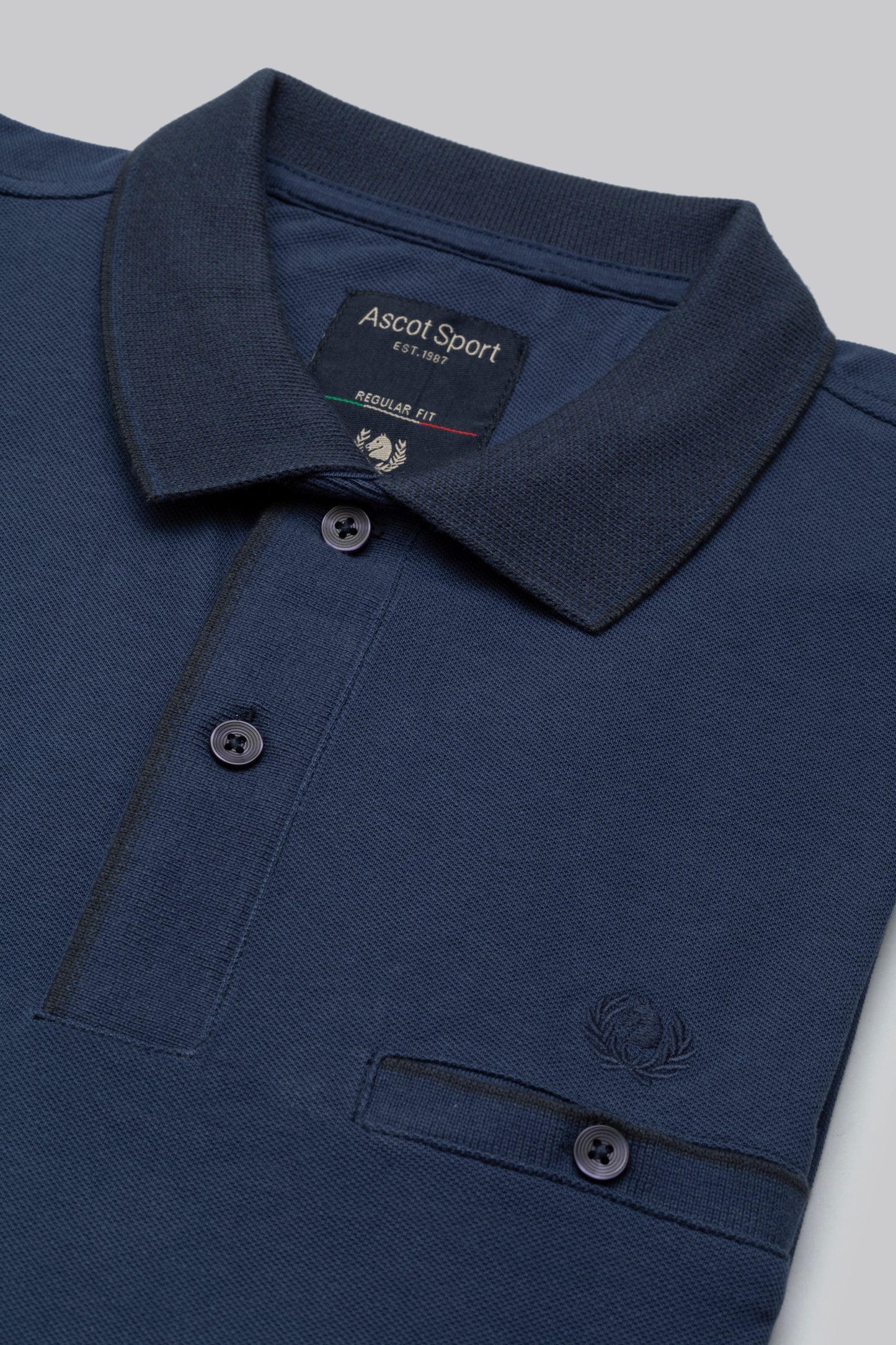 Polo manica lunga con taschino e dettaglio contrasto colore
