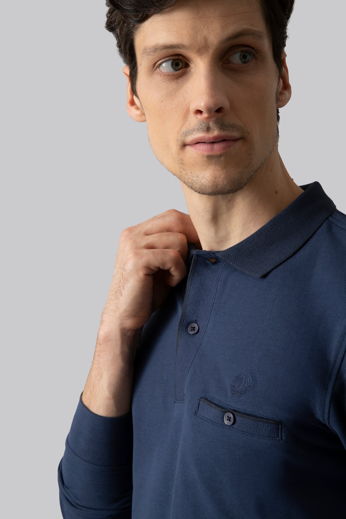 Polo manica lunga con taschino e dettaglio contrasto colore