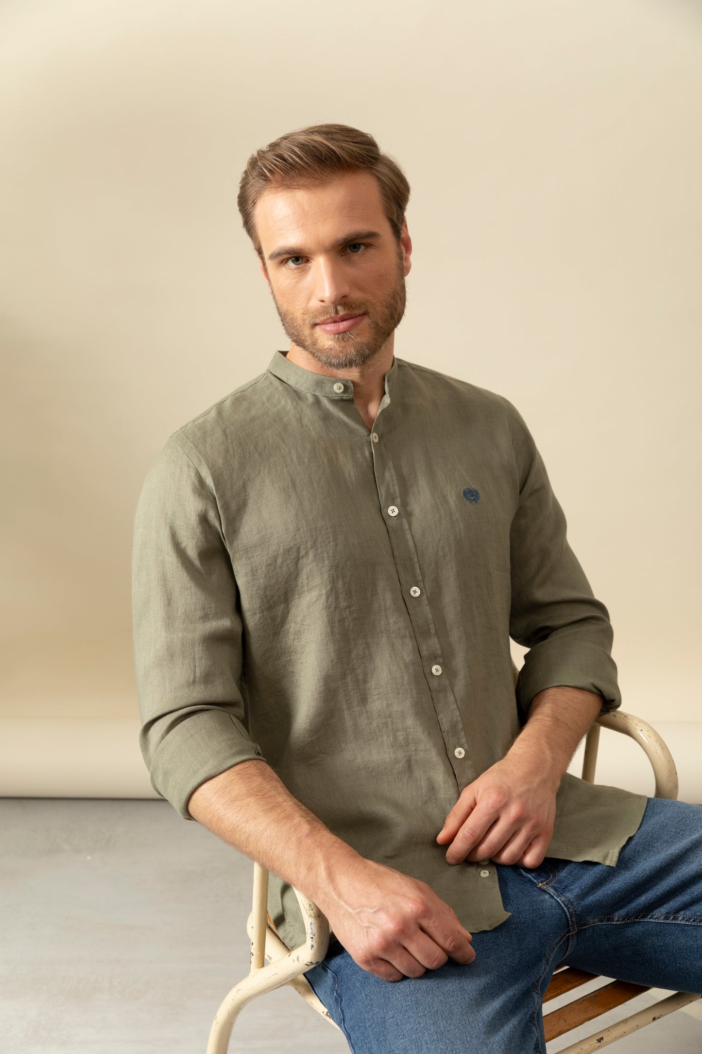 Mandarin collar shirt in 100% pure linen