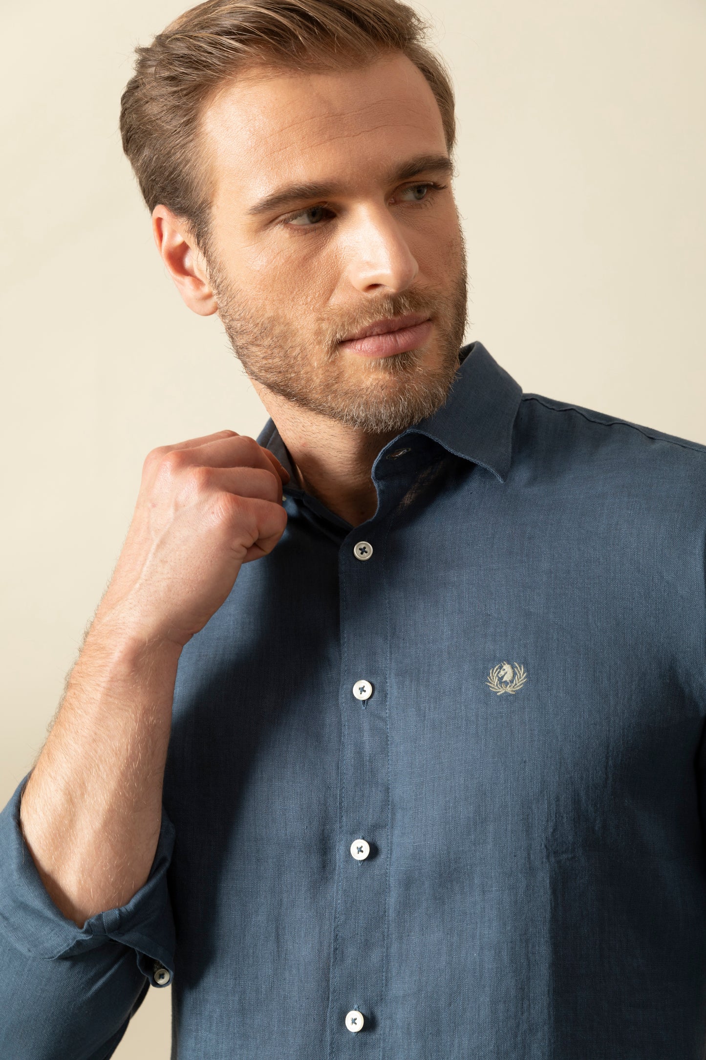 Camicia in 100% puro lino con collo classico