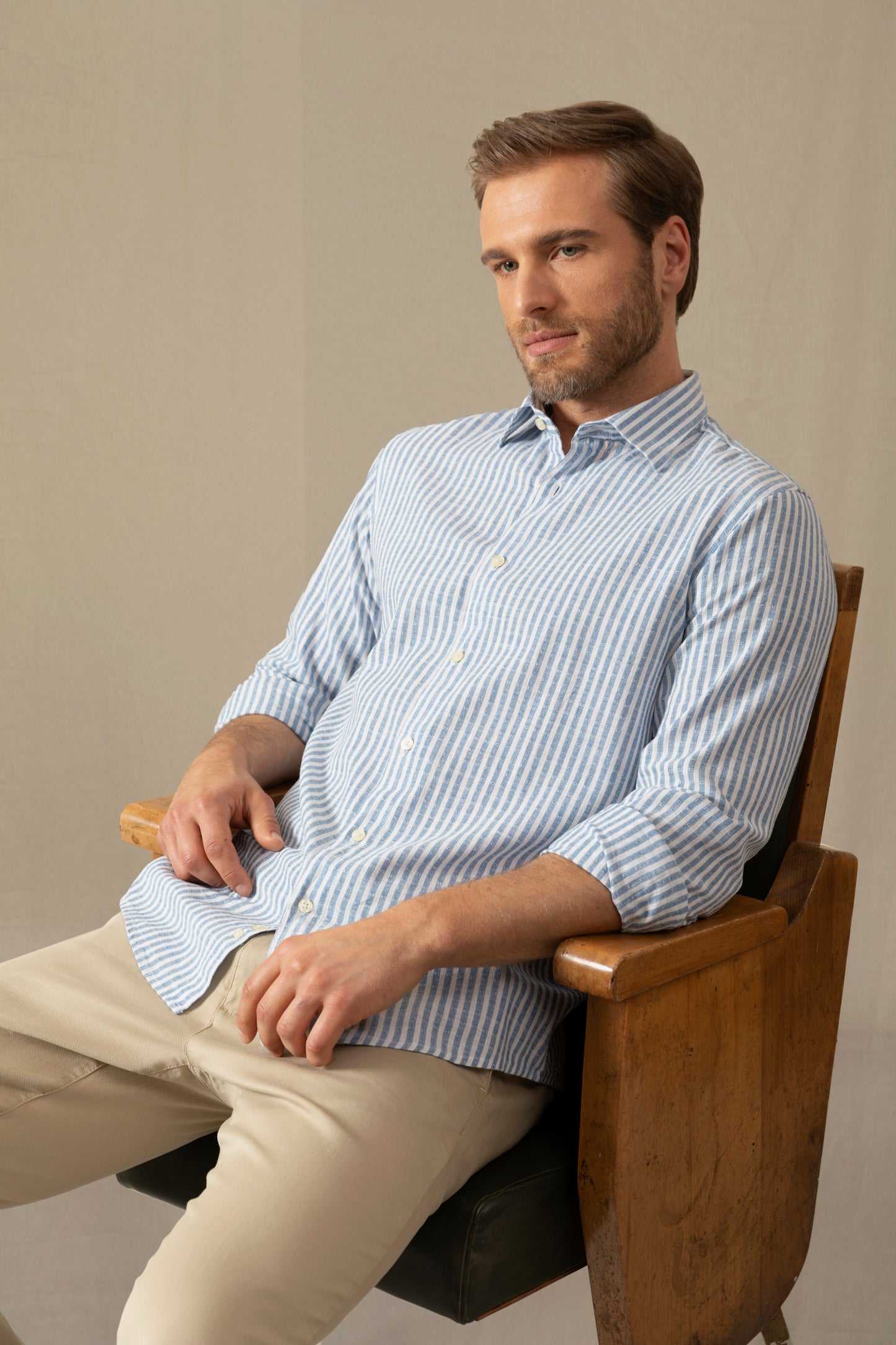 Camicia collo classico in misto lino cotone riga operata