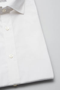 Camicia bianca a maniche lunghe