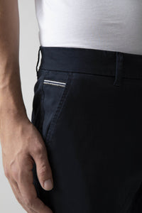 Pantalone chino in satin mano pesca