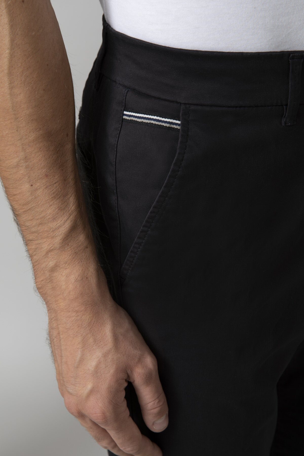 Chino trousers in peach satin