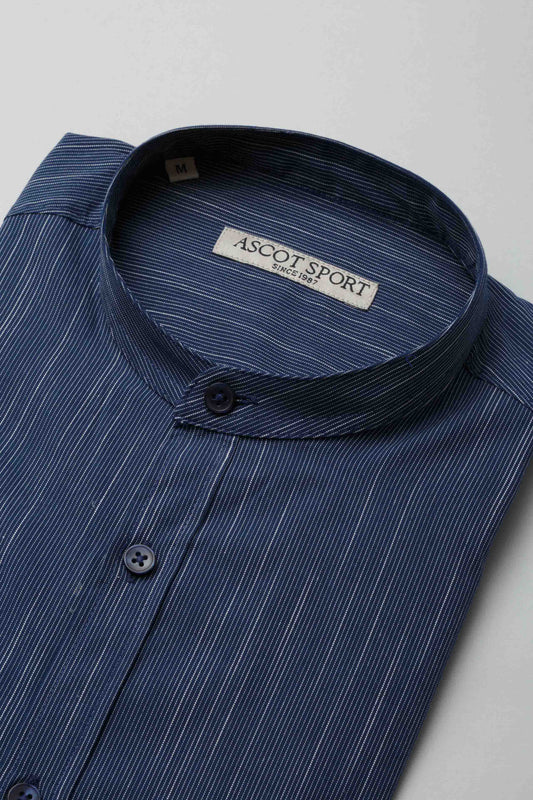 Camicia blu con fantasia a righe