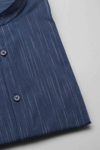 Camicia blu con fantasia a righe