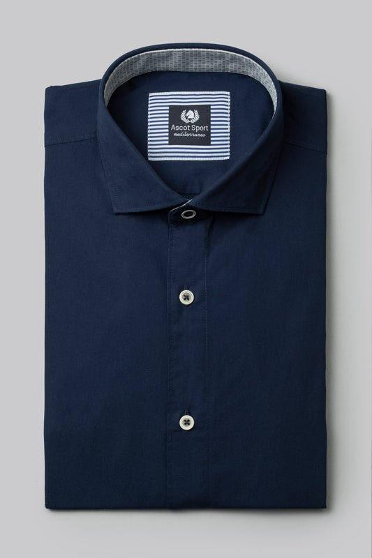 Camicia collo classico con bottoni a contrasto