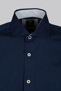 Camicia collo classico con bottoni a contrasto