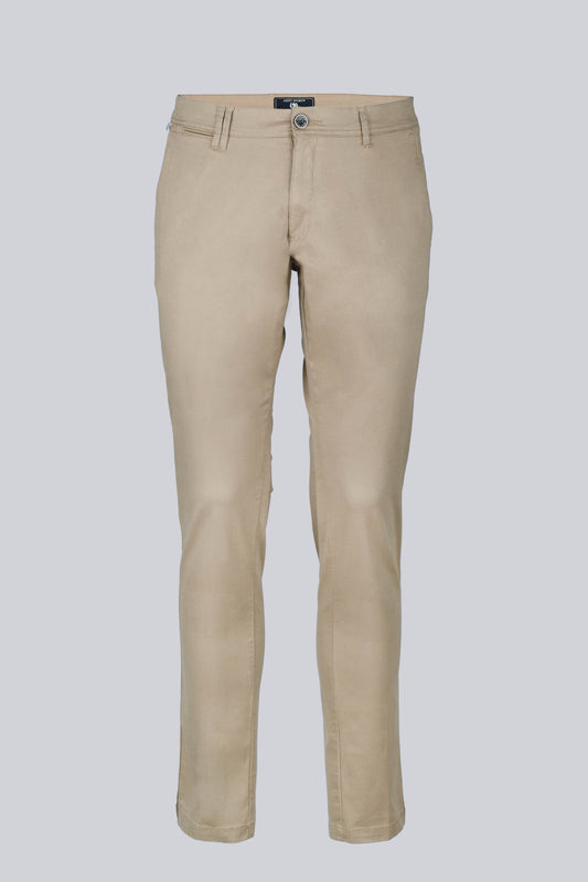 Chino con tasche posteriori