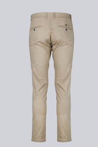 Chino con tasche posteriori
