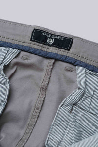Chino con tasche posteriori