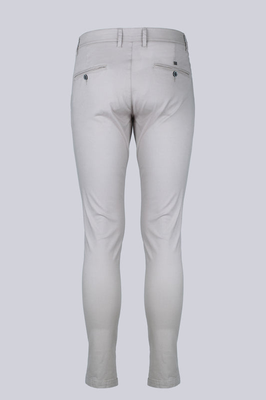 Chino con tasche posteriori
