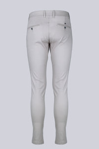 Chino con tasche posteriori
