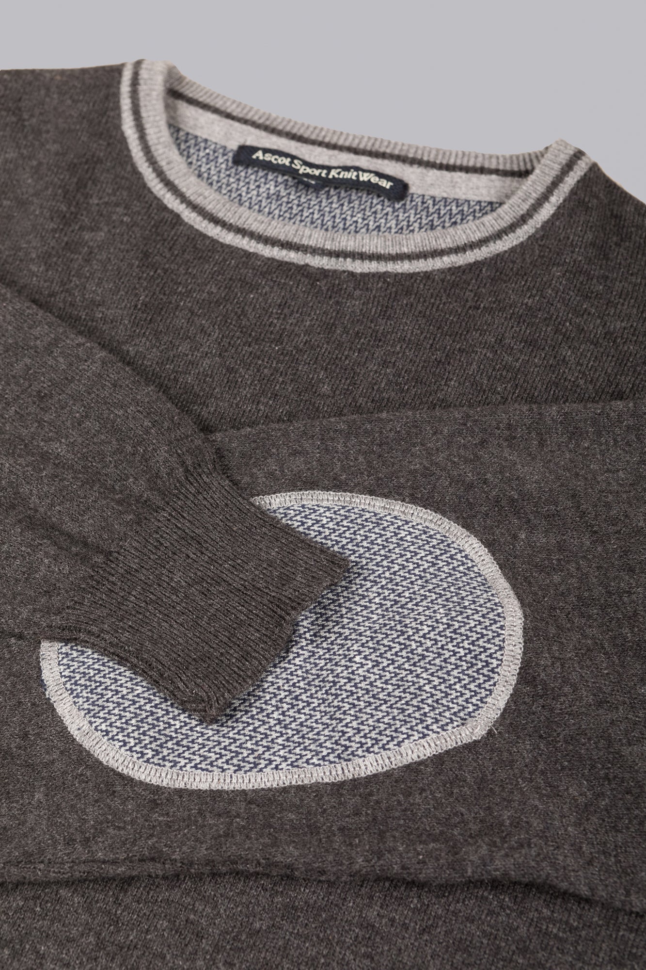 Maglione grigio con dettagli a contrasto
