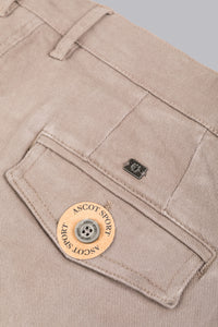 Pantaloni beige con tasche posteriori