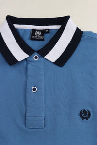 Polo blu con collo a contrasto
