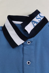 Polo blu con collo a contrasto