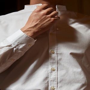 Camicia bianca con collo alla coreana